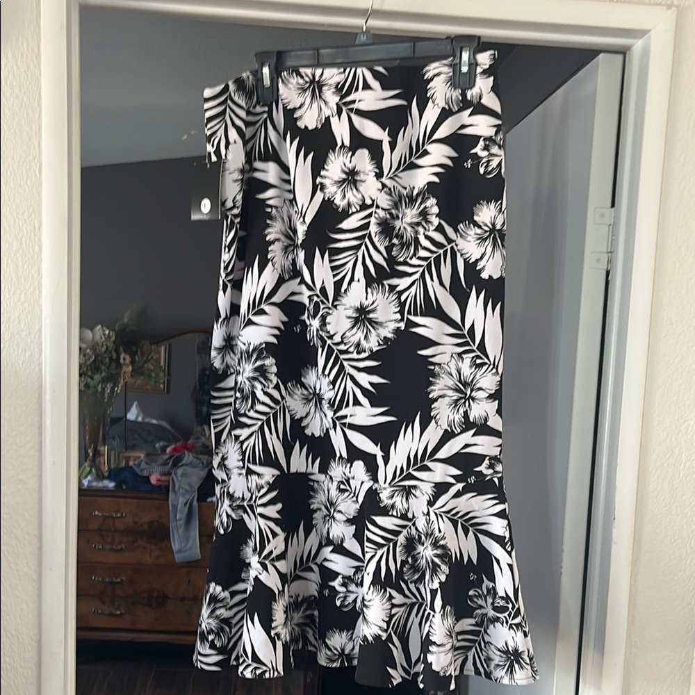 Black and White Ruffled Trumpet Hawaiian Midi Skirt nwt